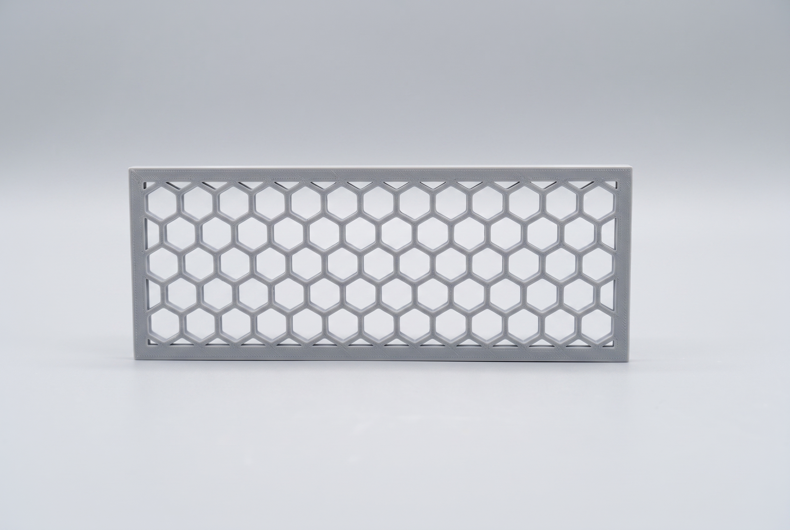 Kratka wentylacyjna meblowa — honeycomb (podłużna, druk 3D PETG)