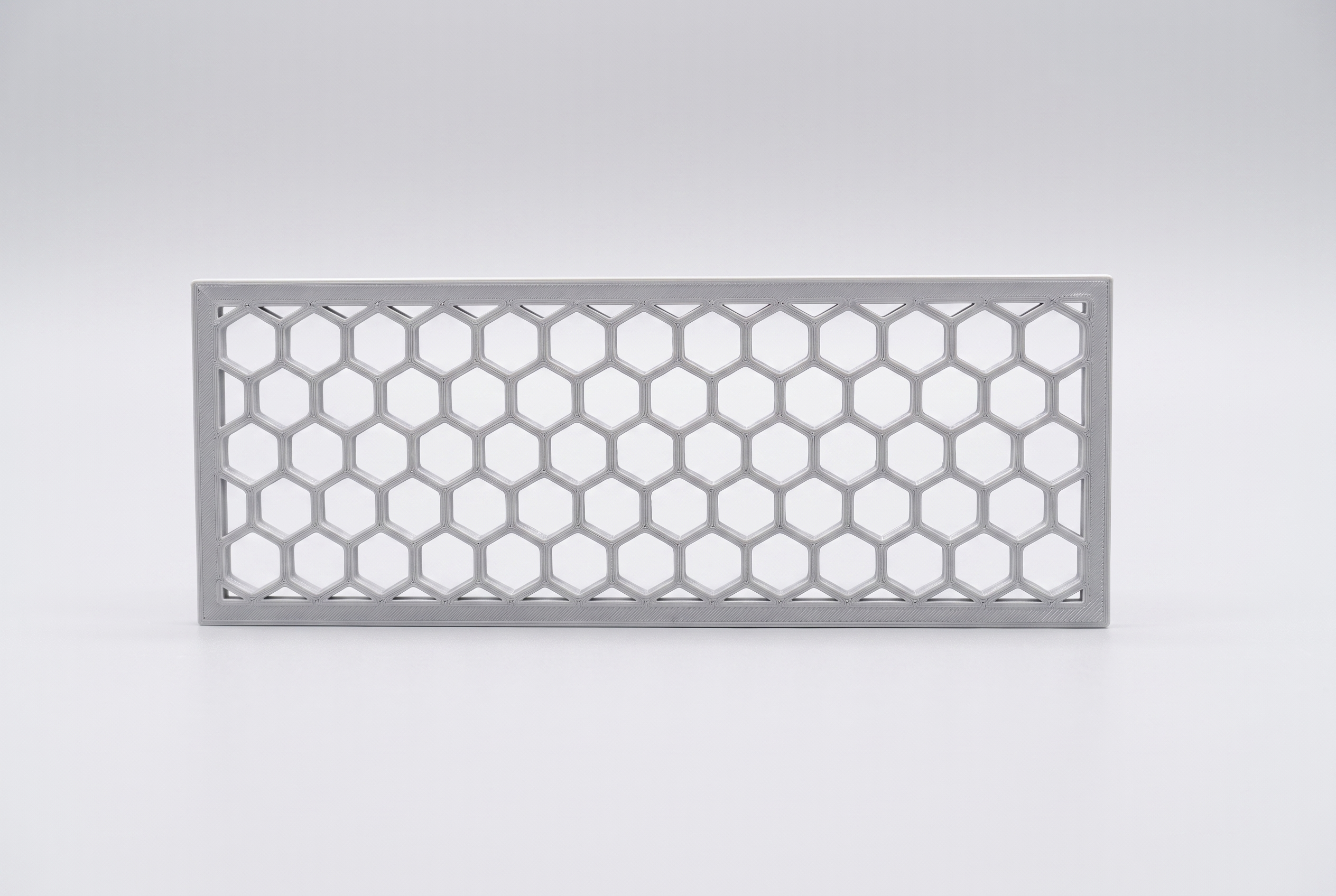 Kratka wentylacyjna meblowa — honeycomb 3D (podłużna, druk 3D PETG)